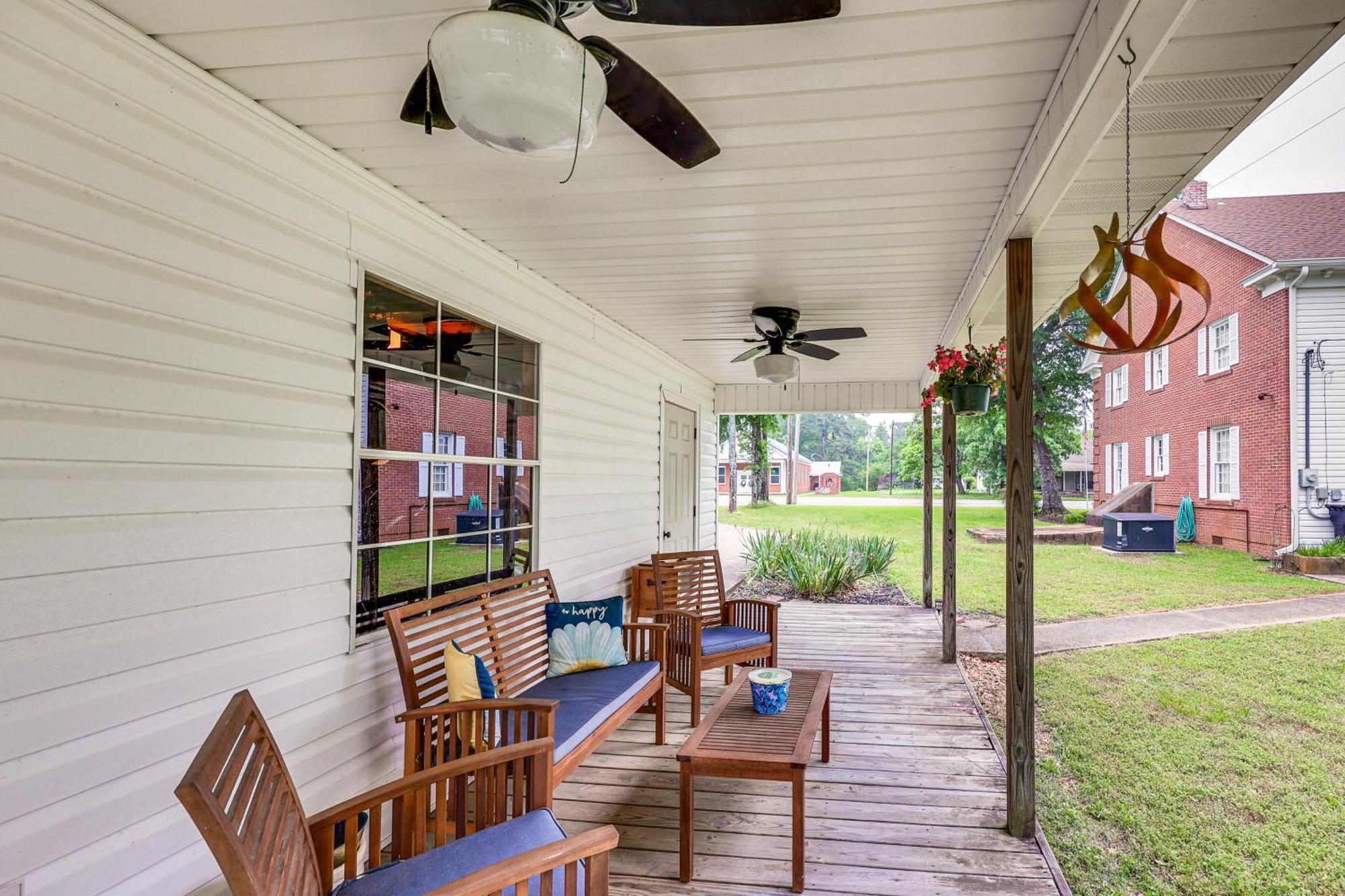 Delightful Retreat With Fireplace And Large Yard! Экстерьер фото