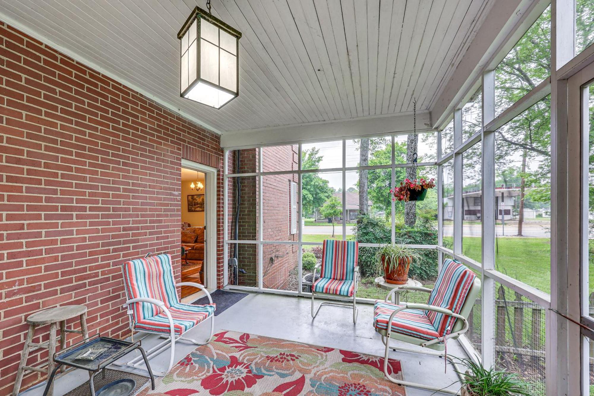 Delightful Retreat With Fireplace And Large Yard! Экстерьер фото