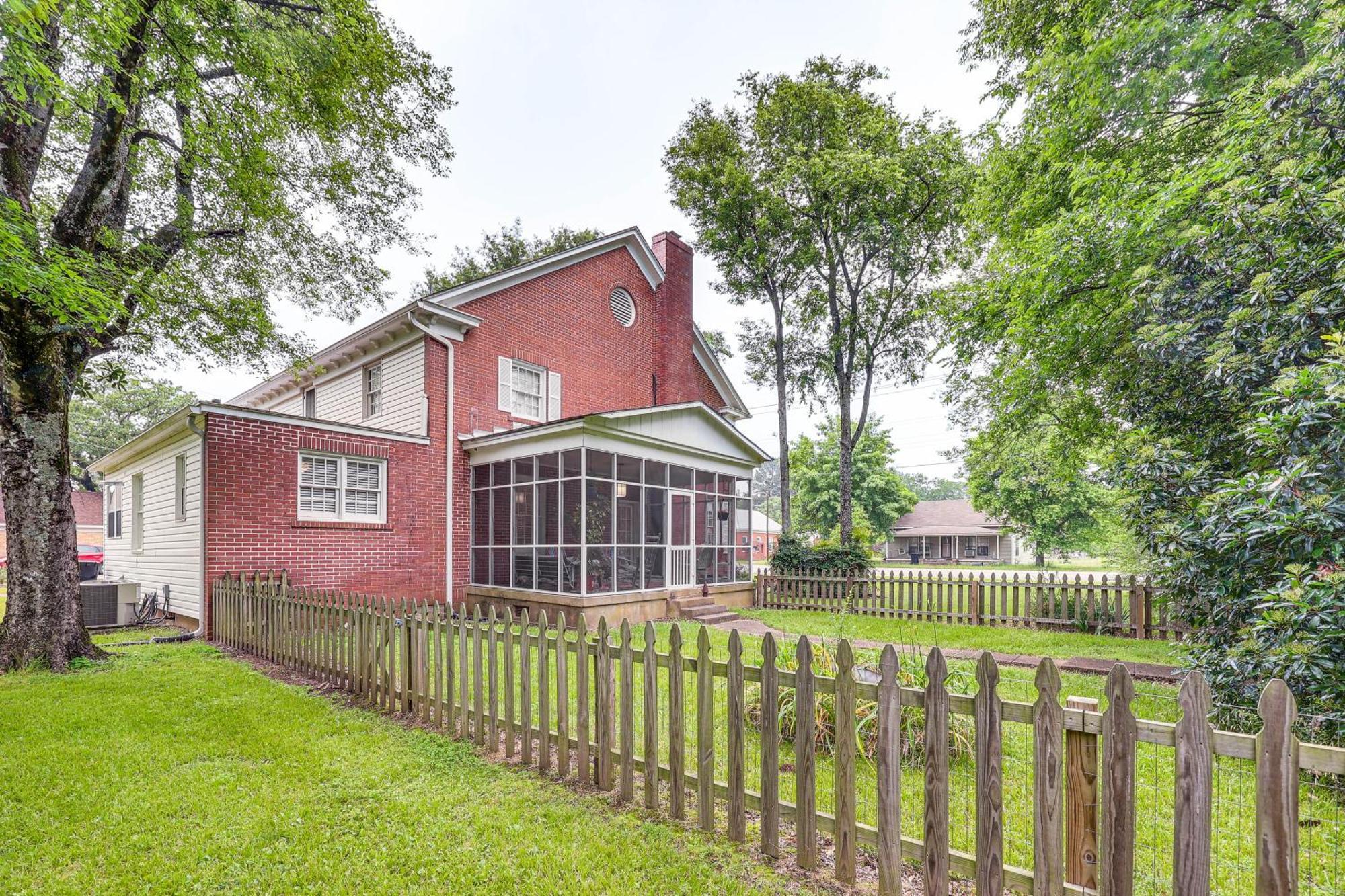 Delightful Retreat With Fireplace And Large Yard! Экстерьер фото