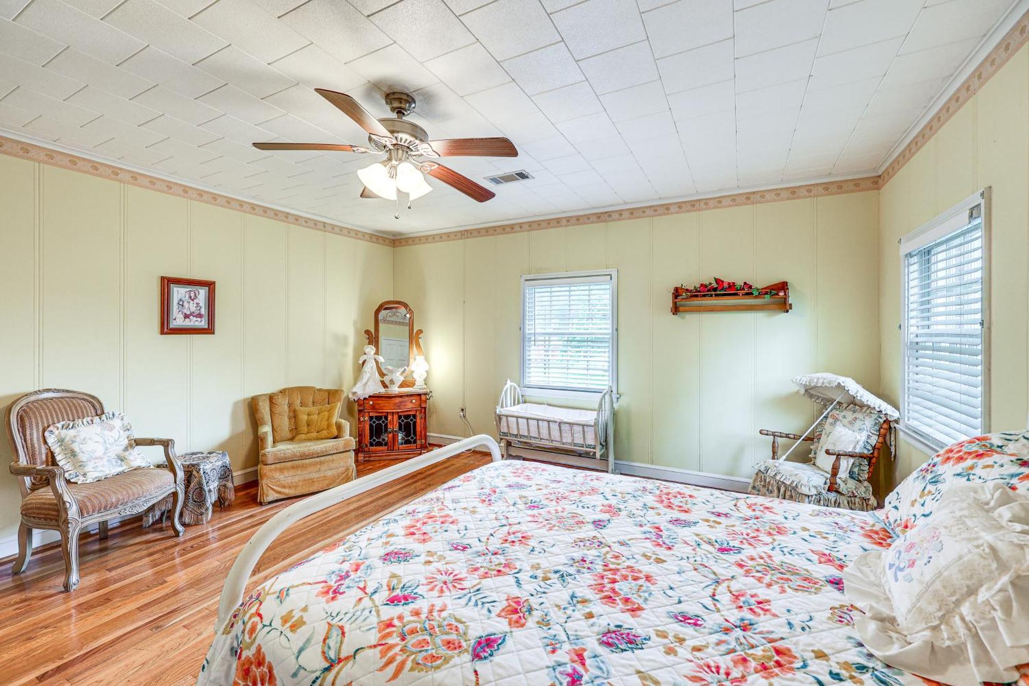 Delightful Retreat With Fireplace And Large Yard! Экстерьер фото