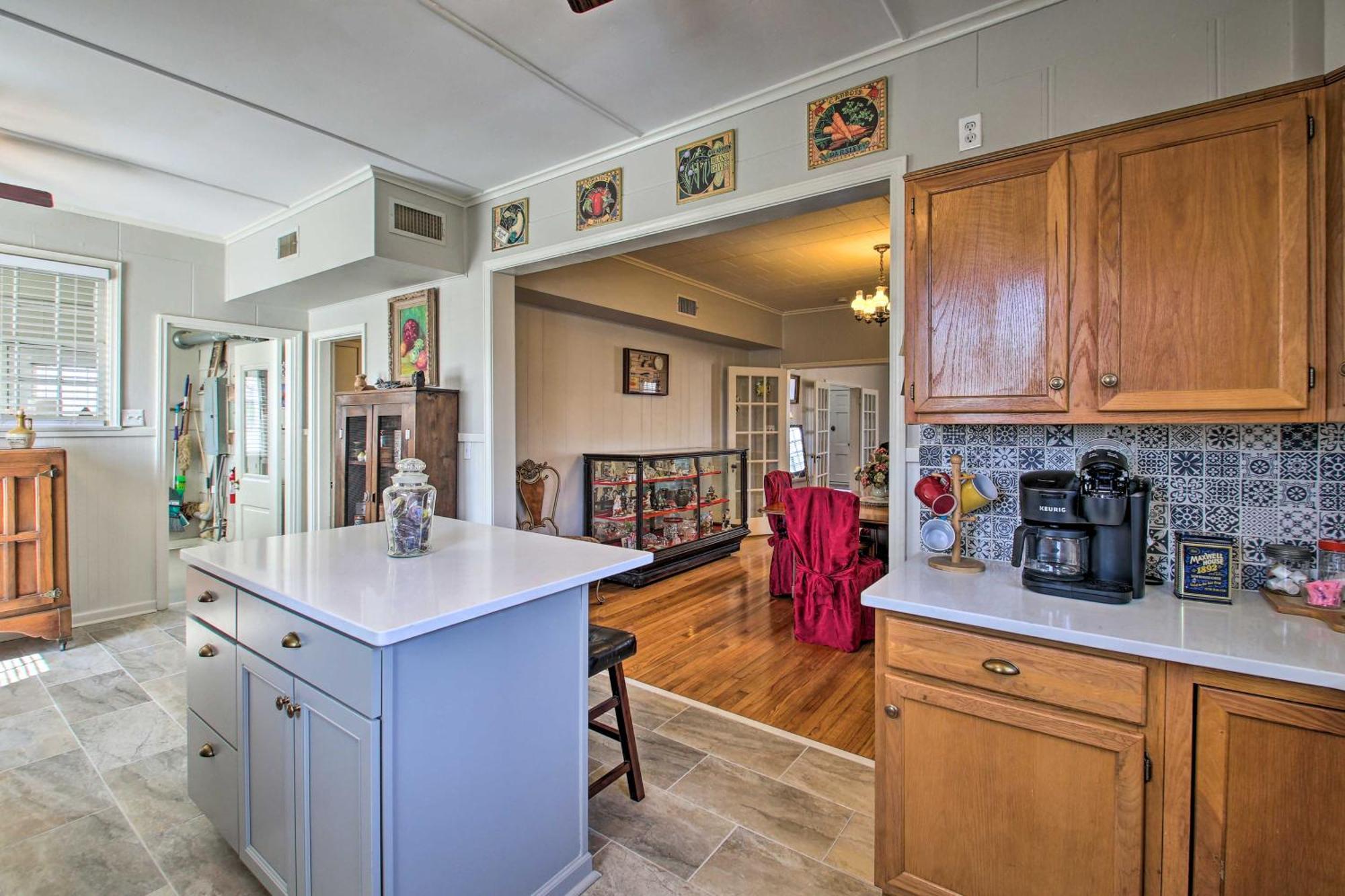 Delightful Retreat With Fireplace And Large Yard! Экстерьер фото