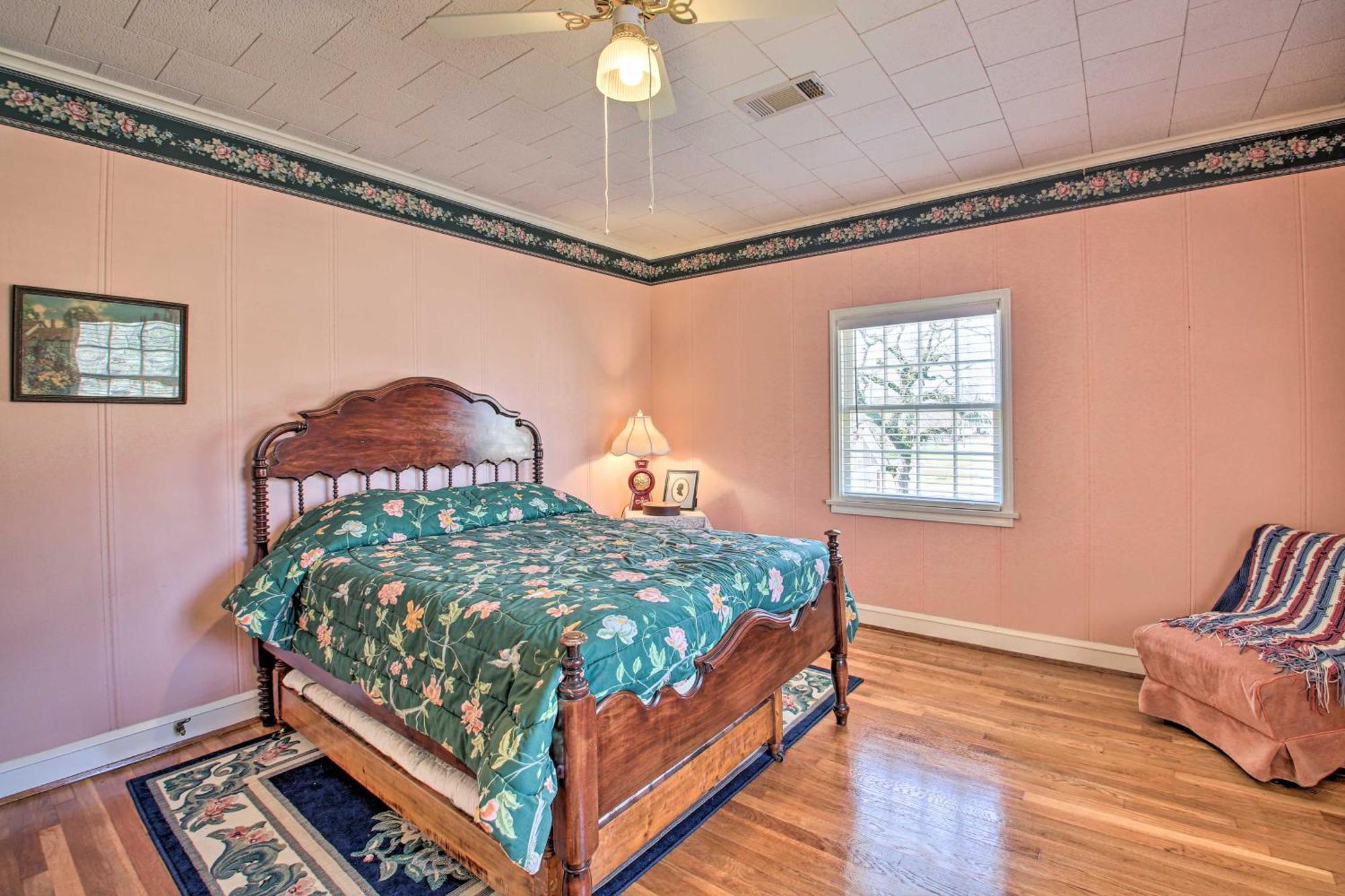 Delightful Retreat With Fireplace And Large Yard! Экстерьер фото